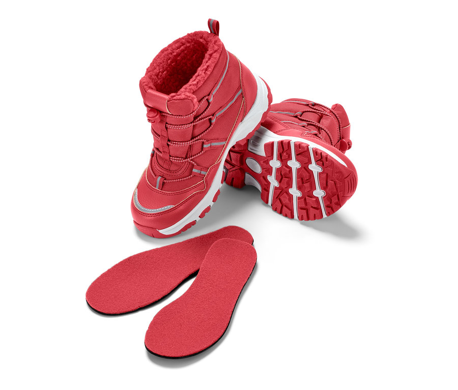 Rote Kinder-Thermostiefel und Einlegesohlen.