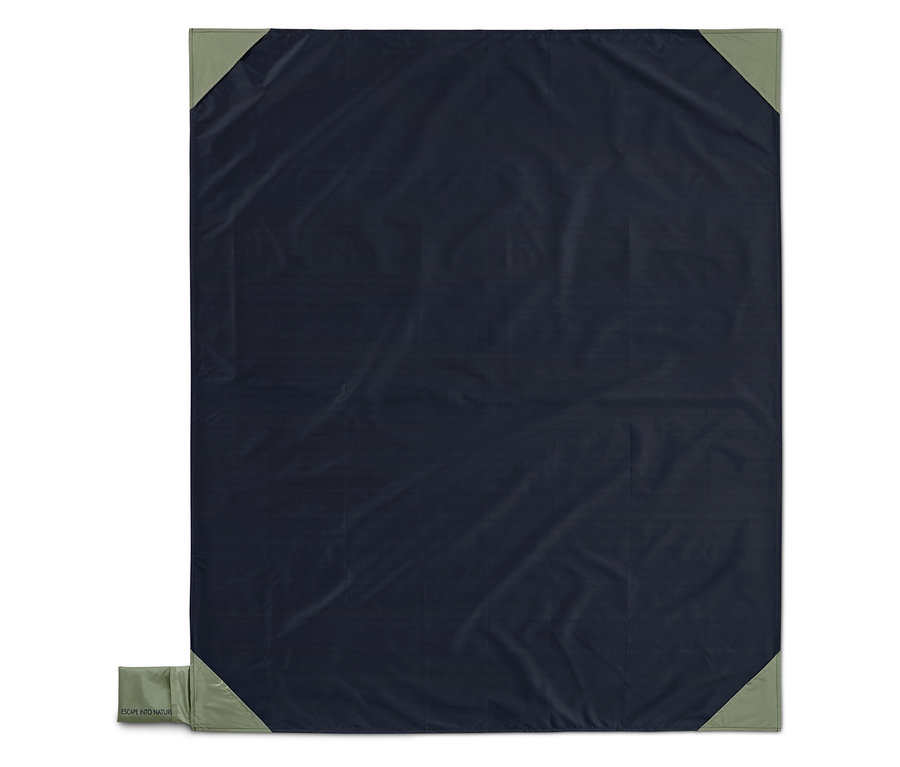 Eine dunkelblaue Mini-Picknickdecke mit hellgrünen Ecken.