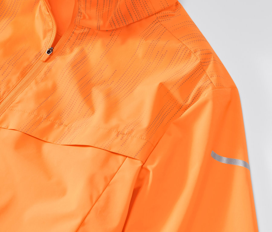 Detail einer neonorangen Windprotection-Laufjacke.
