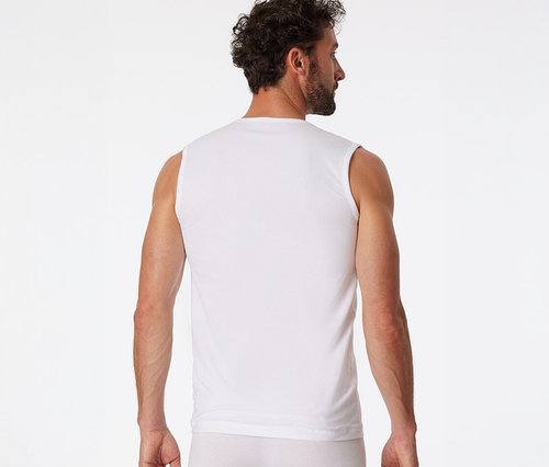 Mann von hinten in einem weißen SCHIESSER Tanktop und weißer Unterwäsche.