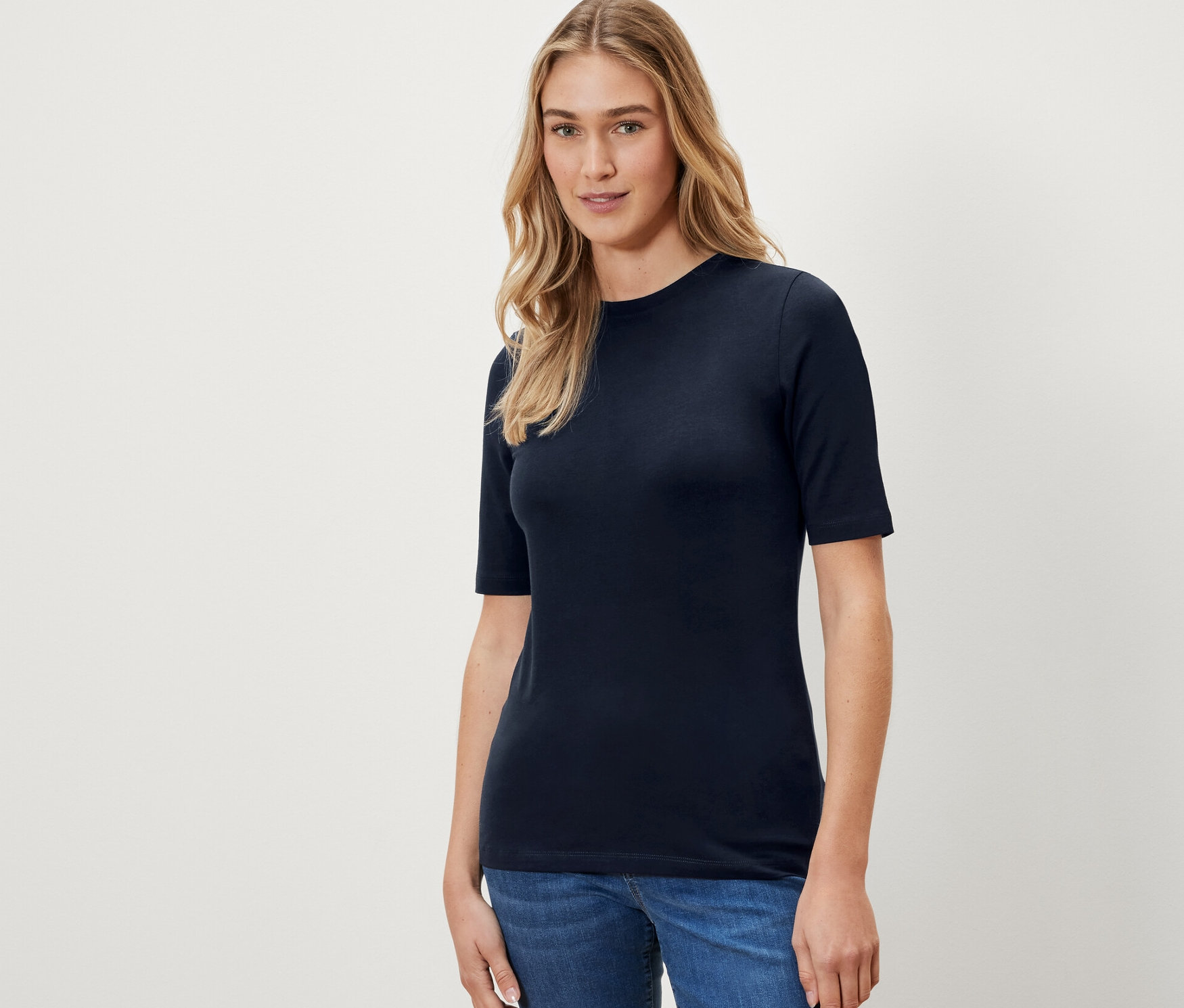 Frau trägt ein dunkelblaues Halbarmshirt.