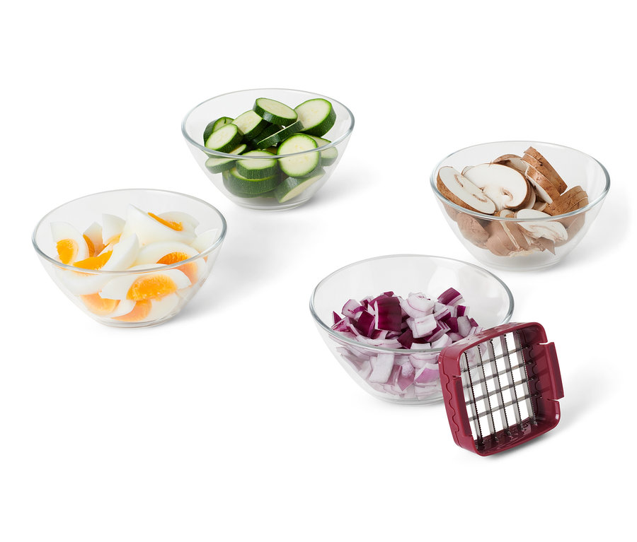 Vier Glasschüsseln mit geschnittenem Gemüse und ein Nicer Dicer Quick.