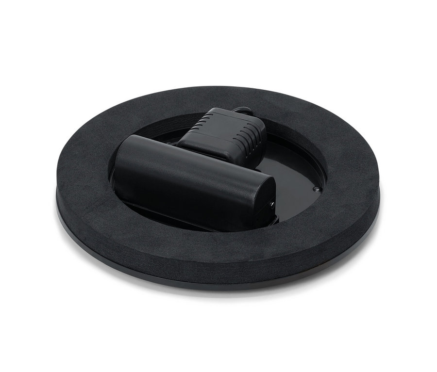 Ein schwarzer, schwimmender Solar-Springbrunnen mit Beleuchtung.