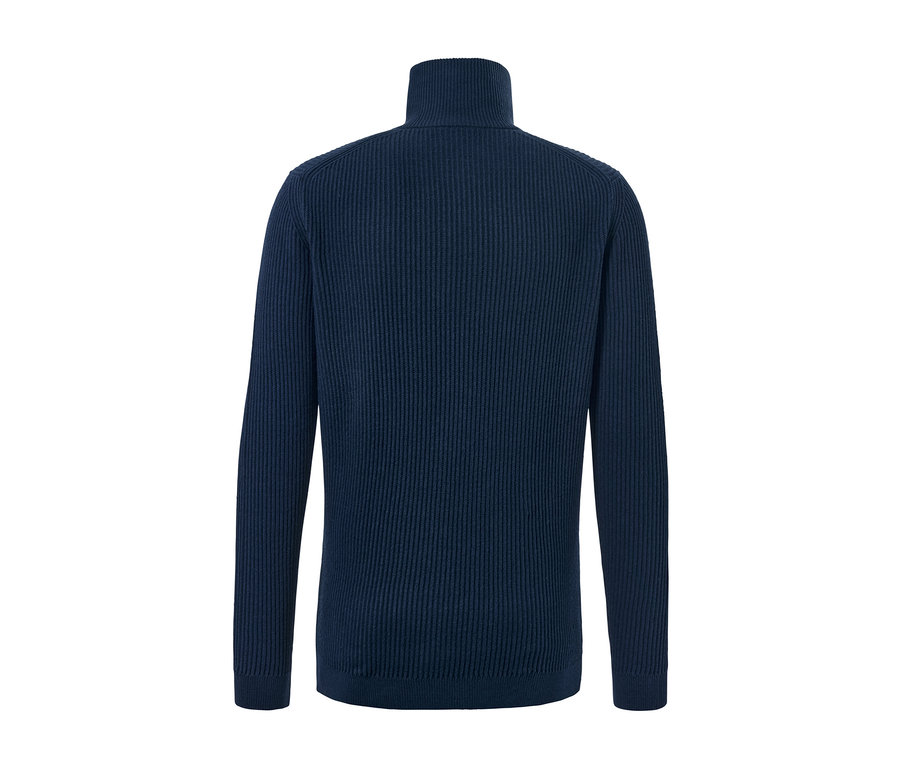 Detailansicht der Rückseite einer marineblauen Strickjacke.