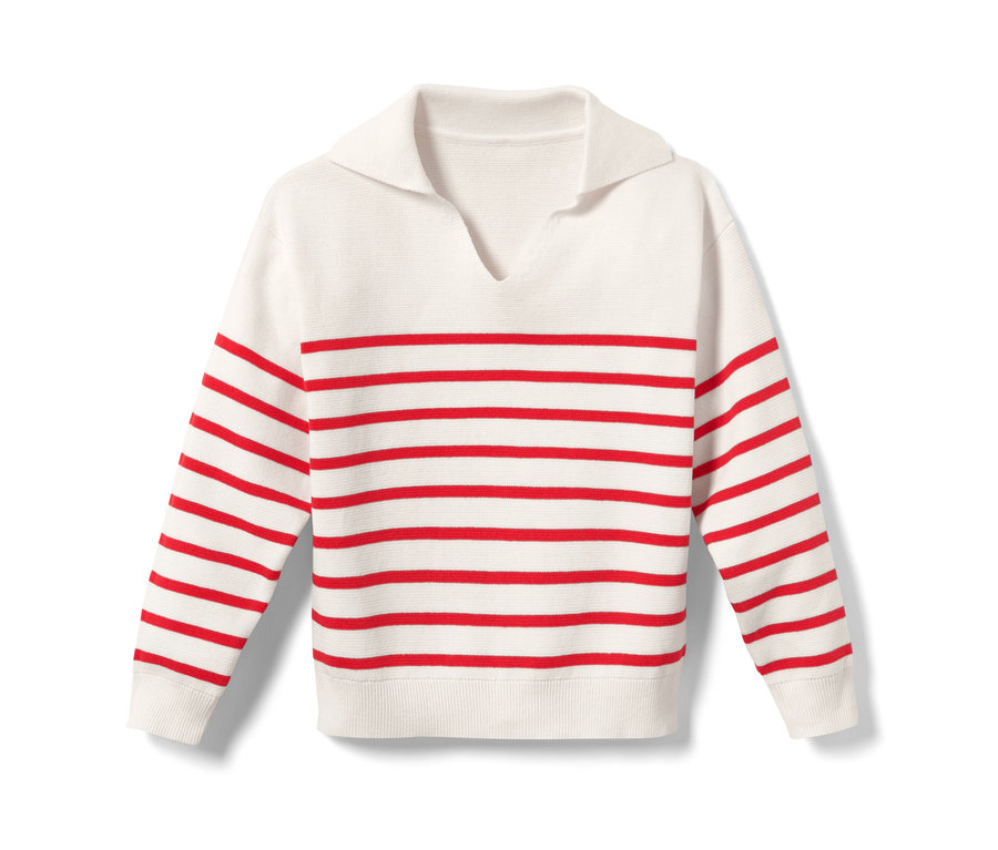 Ein Kinder-Strickpullover mit roten Streifen.