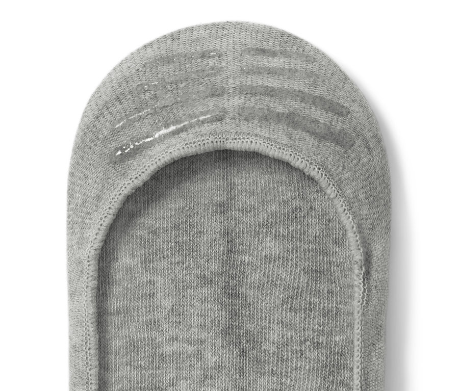 Detailaufnahme eines grauen Sneaker-Füßlings.