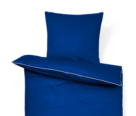 Blaues Satin-Bettwäsche-Set: Kissenbezug und Bettbezug mit weißer Paspel.