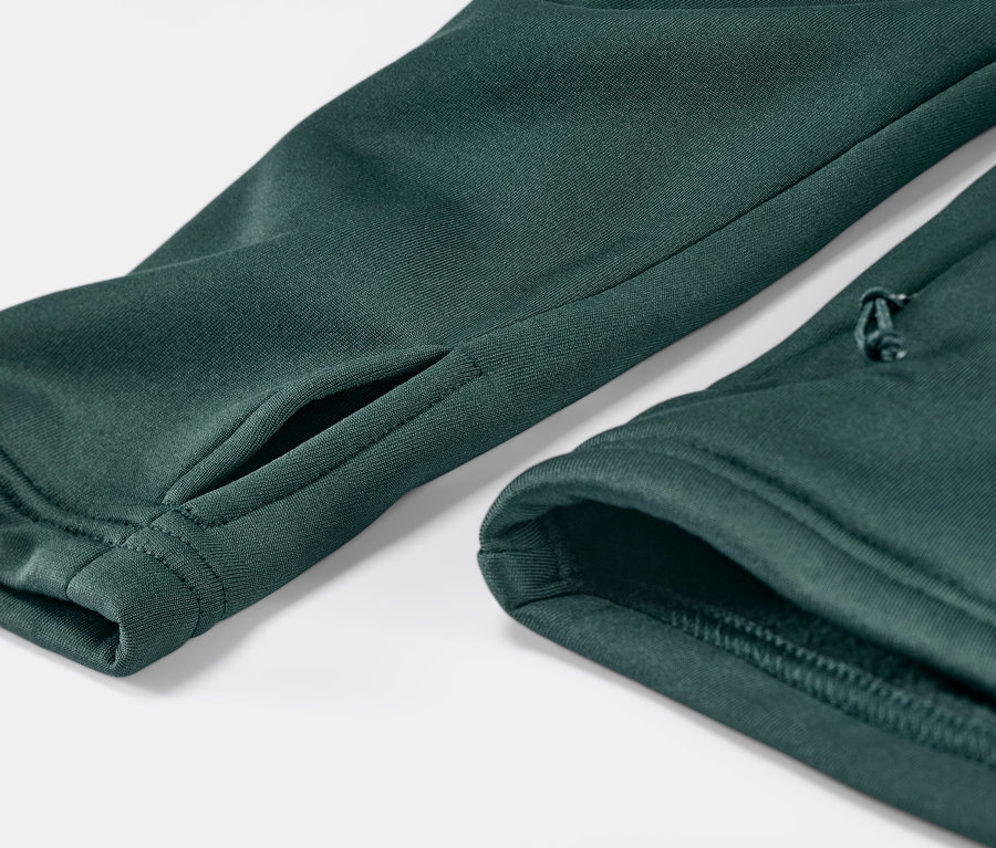 Detailansicht einer dunkelgrünen Thermojacke.