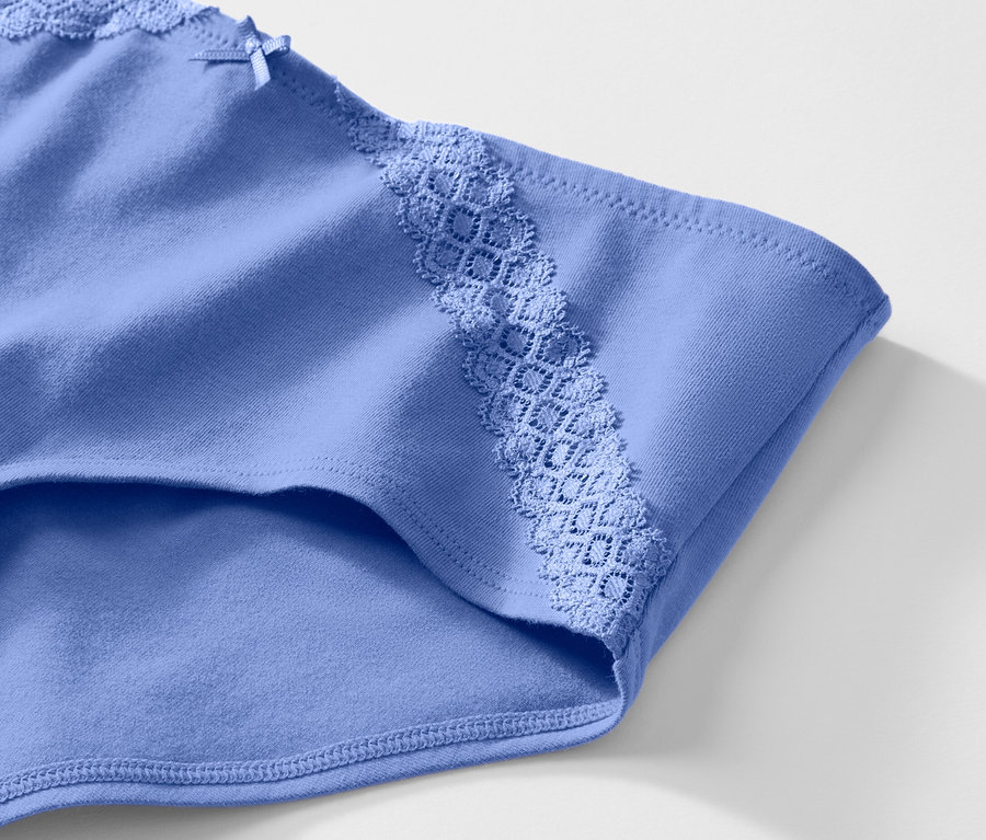 Detailansicht von 2 blauen Pantys mit Schleife und Spitze.