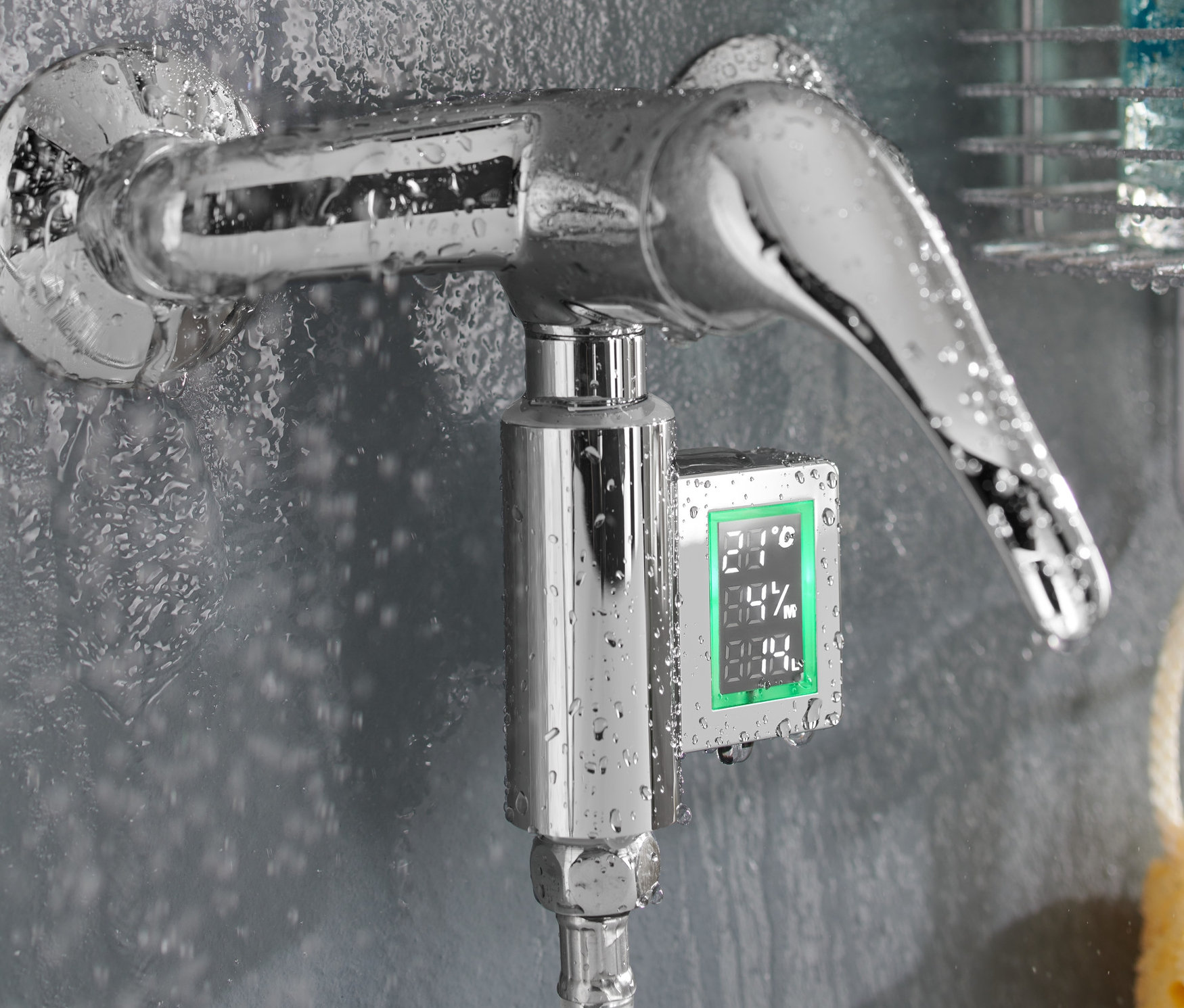 Wasser läuft aus einem Wasserhahn mit LED-Wasserverbrauchsanzeiger.