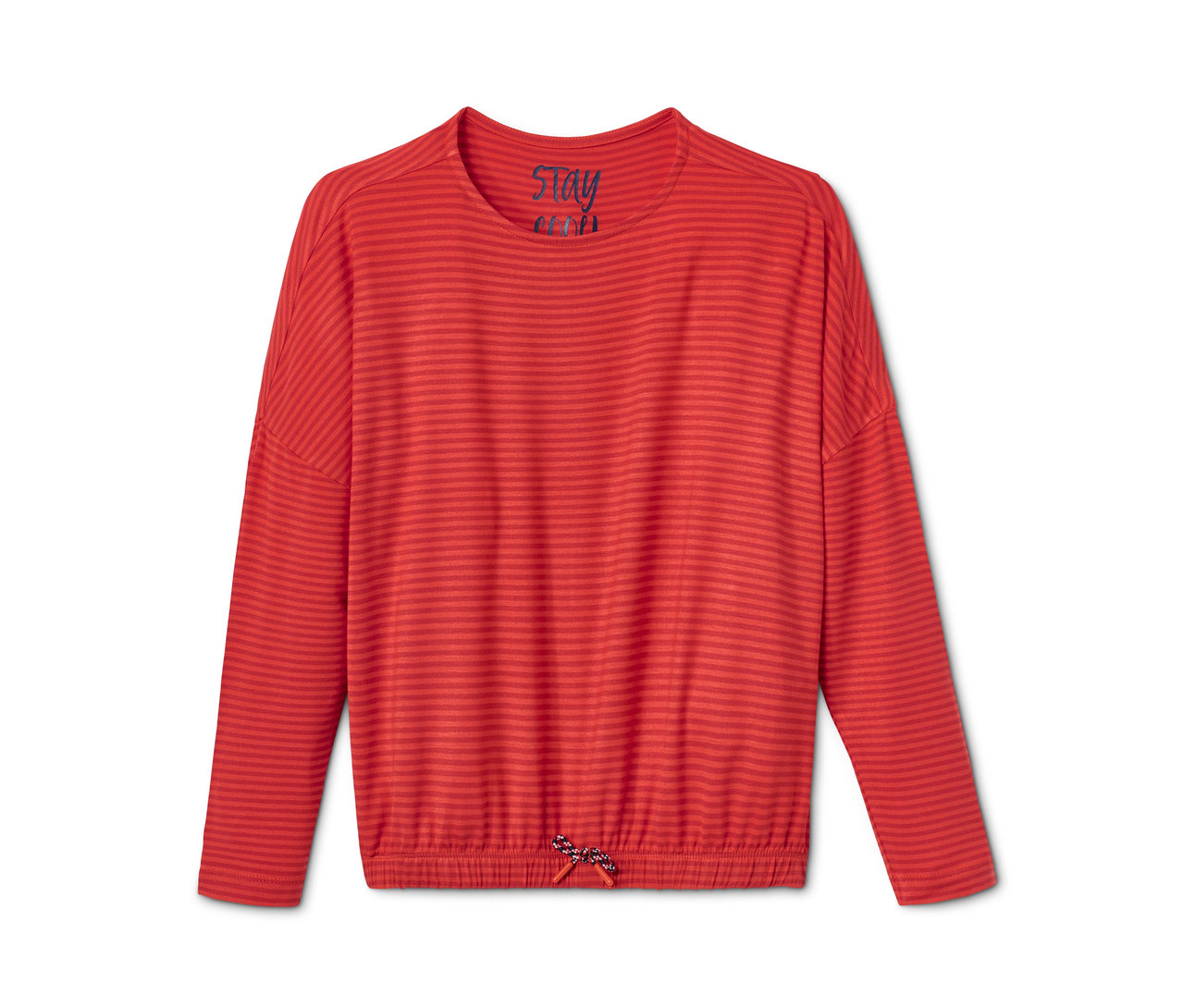 Ein rot gestreiftes Langarmshirt liegt auf einem weißen Hintergrund.