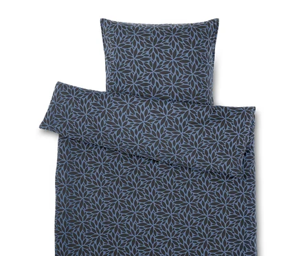 Bettwäsche mit Blumenmuster in Blau und Schwarz.