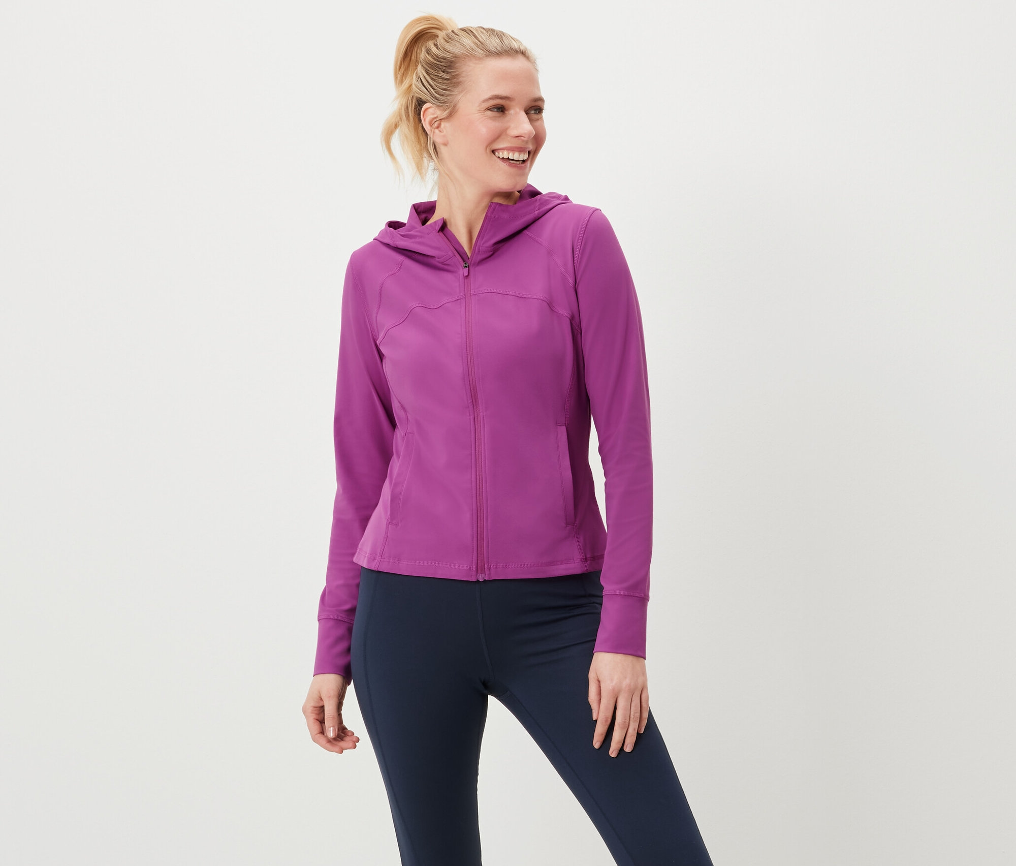 Frau trägt eine Sportjacke und Leggings.