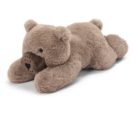 Ein liegender, brauner Plüschbär.