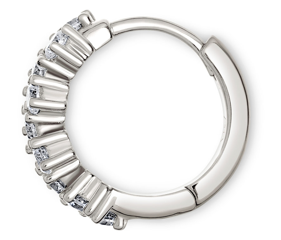 Nahaufnahme eines silbernen Ohrrings mit kleinen, klaren Steinen.