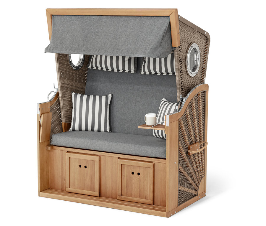 Strandkorb aus Korbgeflecht mit grauen Kissen und gestreiften Akzenten.