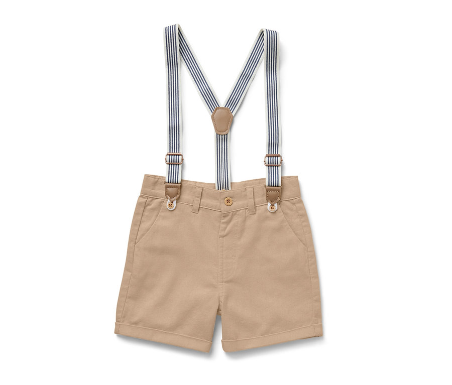 Khakifarbene Kinder-Shorts mit blau-weiß gestreiften Hosenträgern.