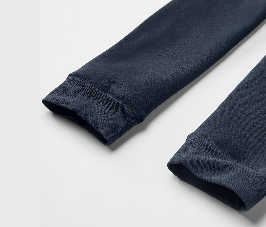 Detailaufnahme von zwei Ärmeln eines dunkelblauen Sweatshirts mit gerippten Bündchen auf weißem Hintergrund.