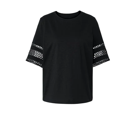 Schwarzes Shirt mit Stickerei an den Ärmeln.