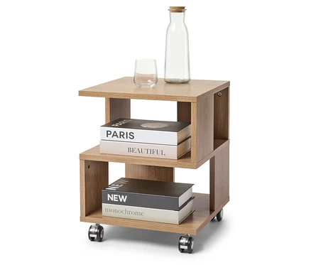 Auf einem hellbraunen Rollhocker stehen ein Glas, eine Flasche mit Korkverschluss und zwei Bücher.