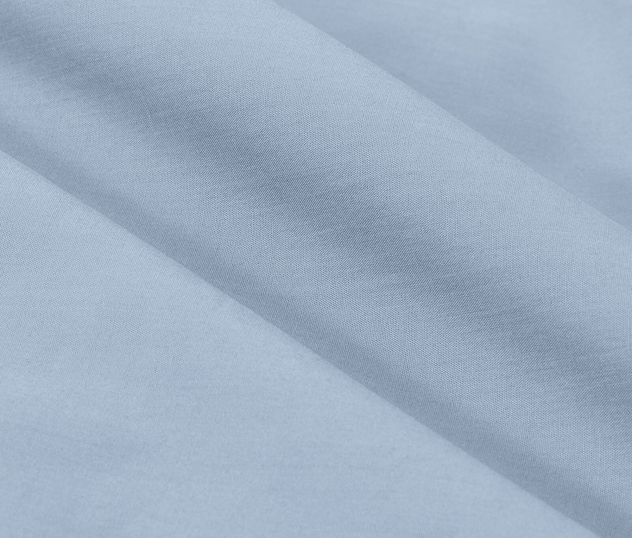 Nahaufnahme eines hellblauen Stoffes mit sanften Falten.