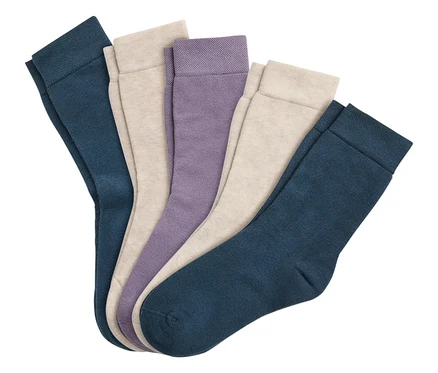 Fünf Paar Socken in den Farben Dunkelblau, Beige und Lila.