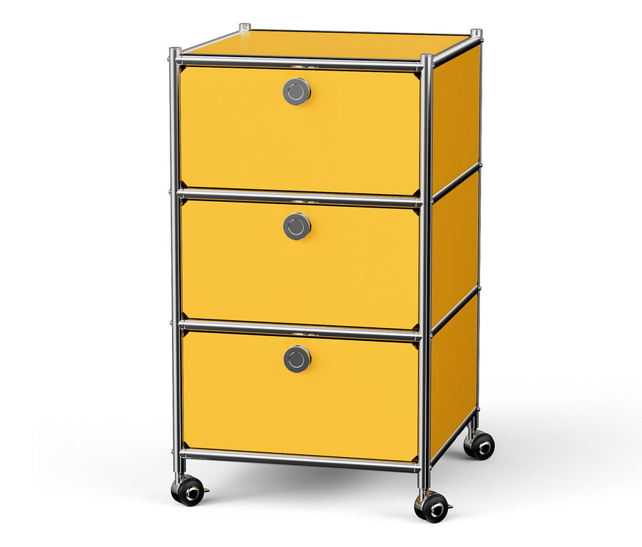 Gelbe Kommode mit drei Schubladen und Chromrahmen auf weißem Hintergrund.