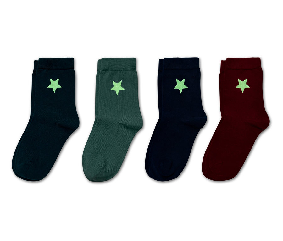 Vier Paar Socken in verschiedenen Farben (Dunkelblau, Grün, Dunkelblau und Weinrot) mit einem Stern auf jeder Socke.