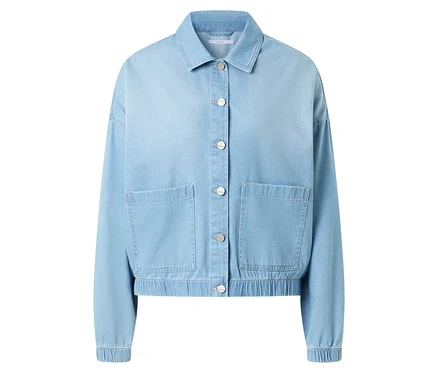 Hellblaue Jeansjacke mit Knopfverschluss und zwei aufgesetzten Taschen.
