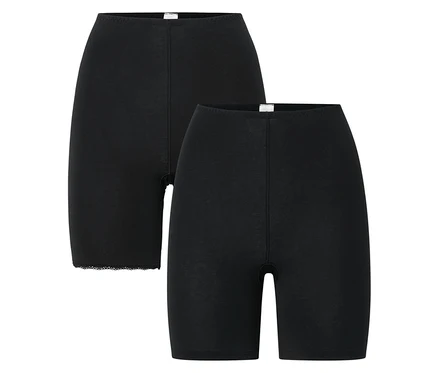 Zwei schwarze Radler-Shorts liegen übereinander vor einem weißen Hintergrund.
