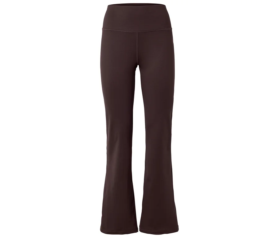 Braune, ausgestellte Hose mit hohem Bund vor weißem Hintergrund.