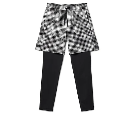 Schwarze Leggings mit darüberliegenden Shorts mit Punktmuster.