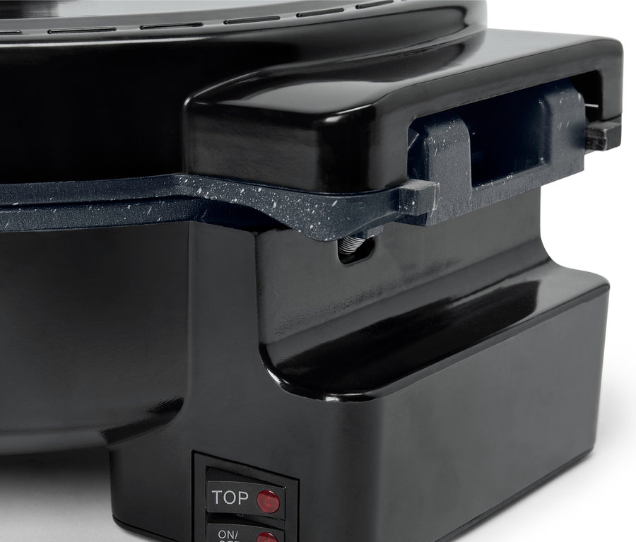 Detailansicht einer schwarzen Küchenmaschine mit zwei roten Schaltern, beschriftet mit "TOP" und "ON/OFF".