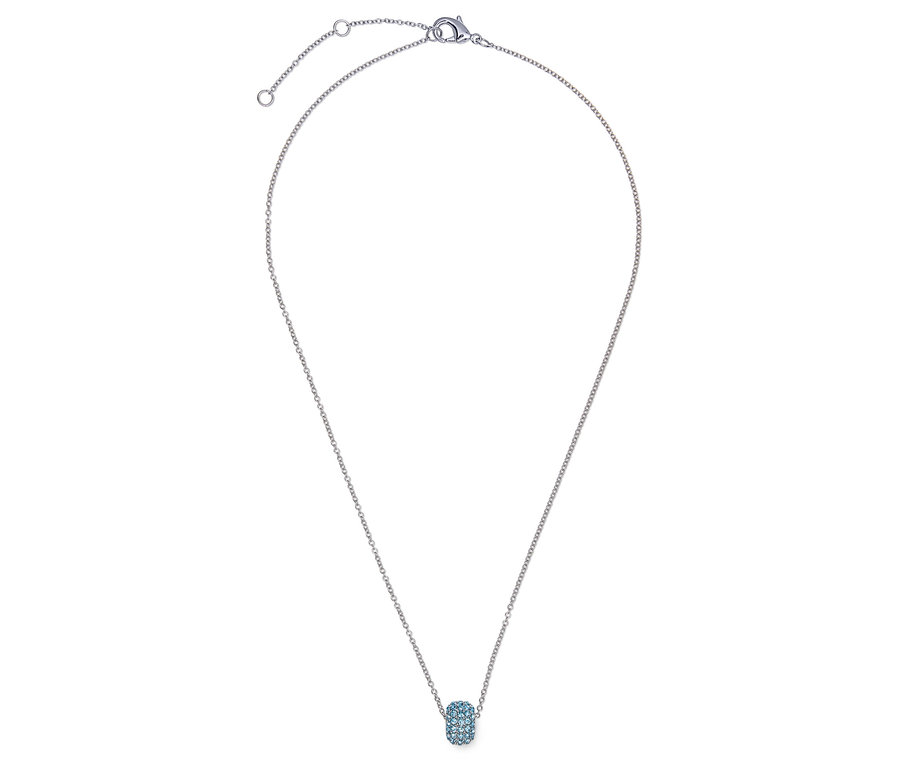 Nahaufnahme einer silberfarbenen Halskette mit einem kleinen, ovalen Anhänger mit blauen Akzenten.