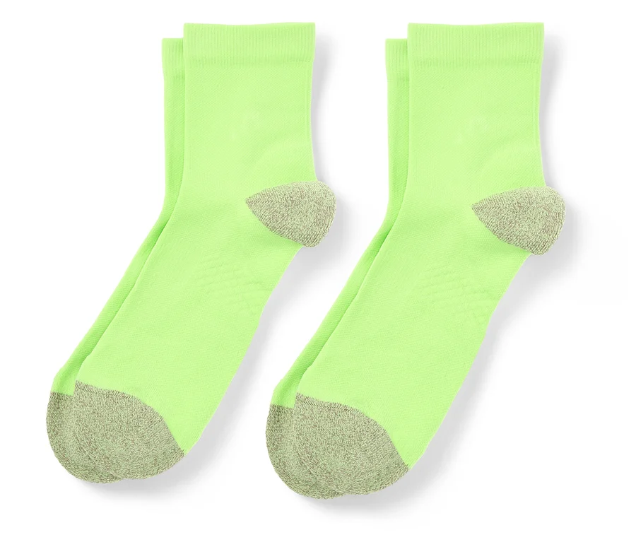 Zwei hellgrüne Socken mit grauen Zehen und Fersen liegen nebeneinander.