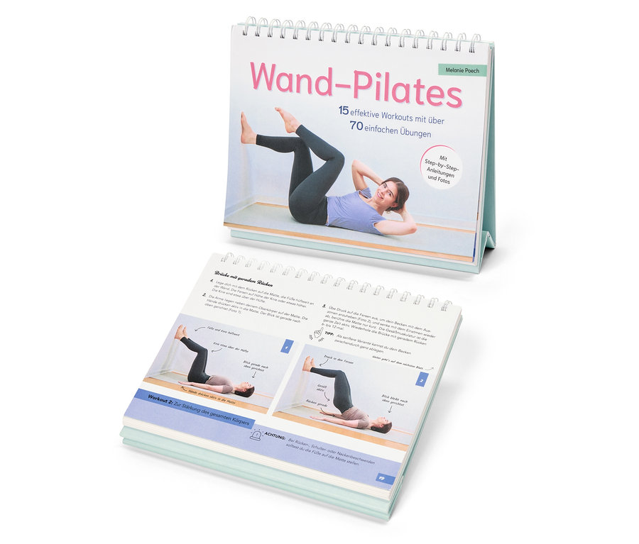 Ein aufgeschlagenes Buch mit dem Titel 'Wand-Pilates' zeigt eine Frau, die eine Übung macht. Ein weiteres Buch darunter zeigt Anleitungen.