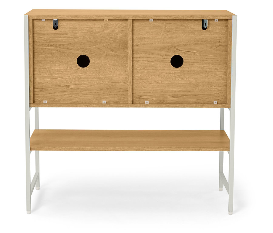 Rückansicht eines Sideboards mit zwei Holzschiebetüren und einem Regal, umrandet von einem weißen Metallrahmen.