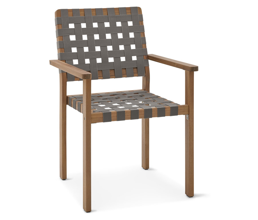 Ein einzelner Stuhl mit Holzrahmen und grauem Gurtgeflecht für Sitzfläche und Rückenlehne steht auf einem weißen Hintergrund.