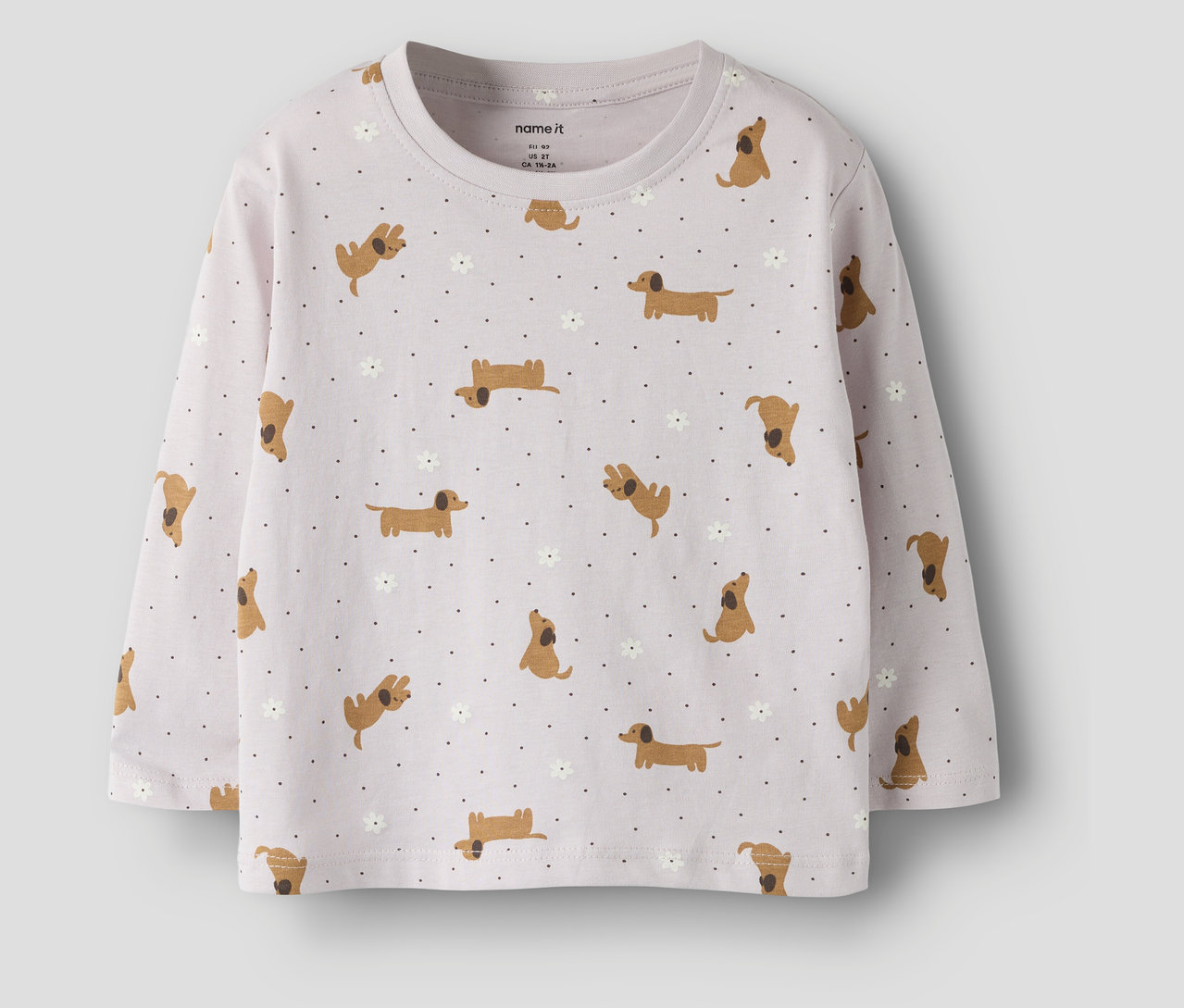 Ein NAME IT Langarmshirt mit Dackel- und Blumenmuster.