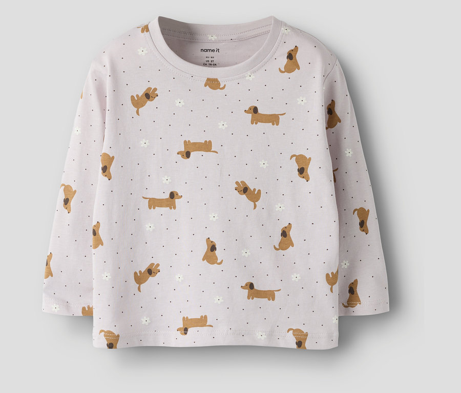 Ein NAME IT Langarmshirt mit Dackel- und Blumenmuster.