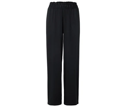 Eine lange, schwarze Hose mit Gummizugbund ist vor einem weißen Hintergrund ausgebreitet.