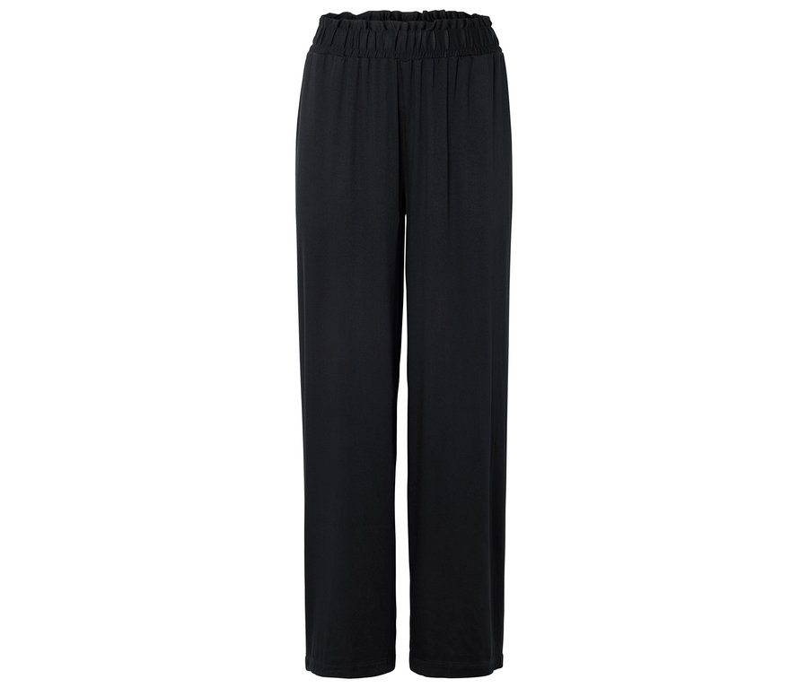 Eine lange, schwarze Hose mit Gummizugbund ist vor einem weißen Hintergrund ausgebreitet.