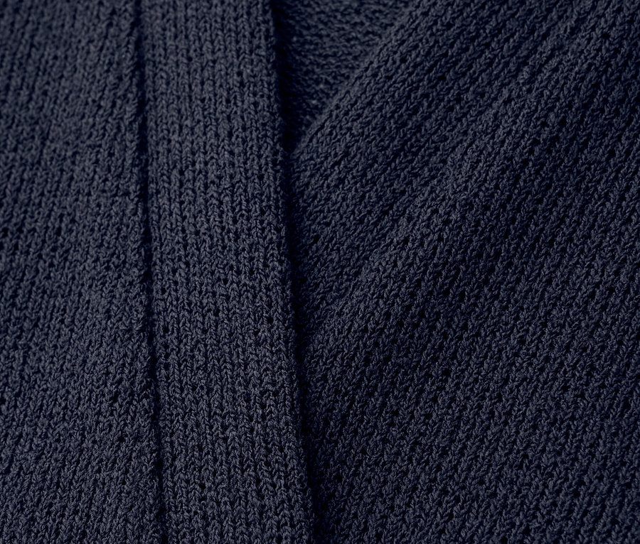 Nahaufnahme vom dunkelblauen Street One Cardigan mit V-Ausschnitt.