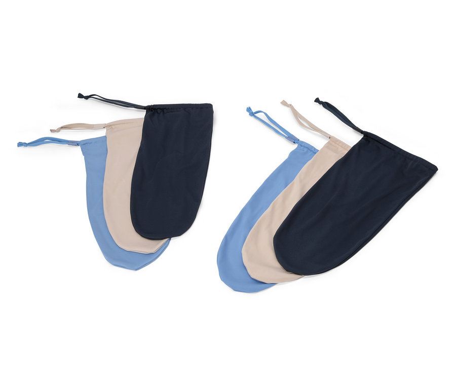 Drei Stoffbeutel mit Kordelzug in Blau, Beige und Schwarz liegen auf einem weißen Hintergrund.