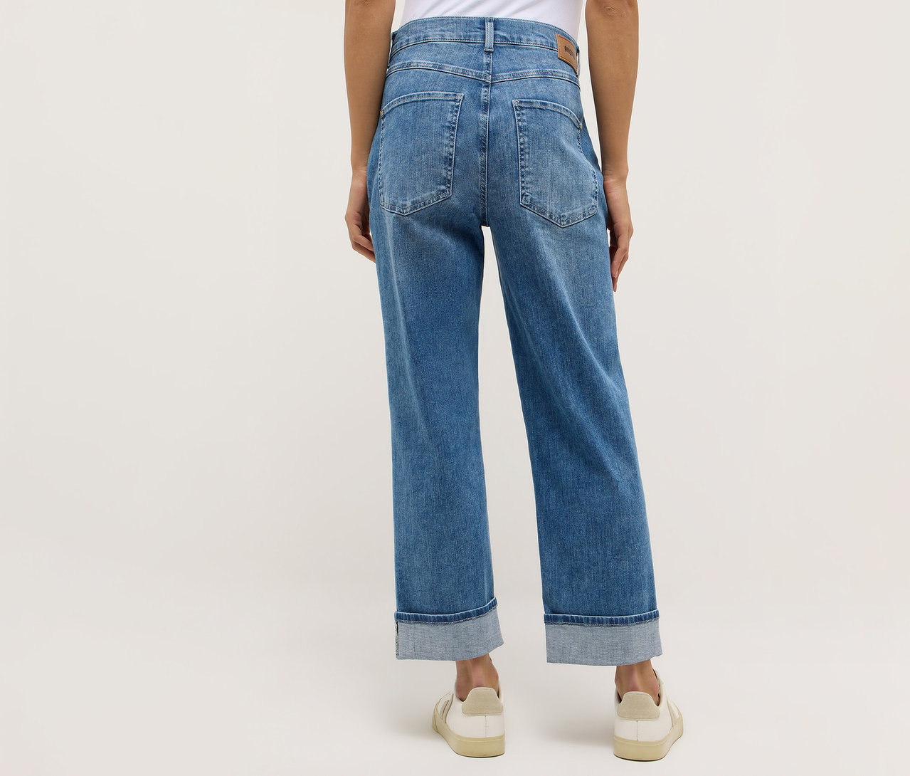 Person von hinten, die Angels Denim »Liberta« und cremefarbene Schuhe trägt.