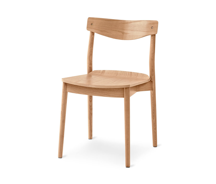 Heller Holzstuhl mit gebogener Rückenlehne und Sitzfläche sowie schlanken Beinen.