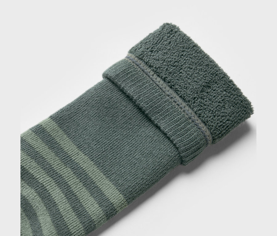 Detailaufnahme einer Kinder-Gummistiefel-Socke (2 Paar), Trucks, mit grünen Streifen und umgeschlagenem Saum.