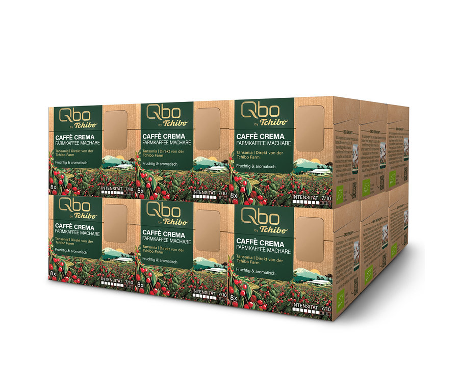 Ein Stapel brauner Qbo Caffè Crema FARMKAFFEE MACHARE Kapselpackungen. Jede Box enthält 8 Kapseln und zeigt Kaffeepflanzen, den Text "Qbo by Tchibo", "Tansania | Direkt von der Tchibo Farm", "Fruchtig & aromatisch" und "Intensität 7/10".