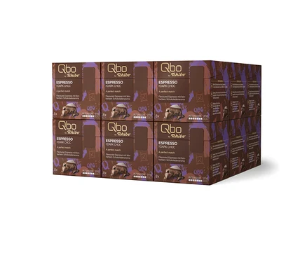 18 gestapelte braune Qbo by Tchibo Espresso Dark Choc Kapselpackungen, jede mit 8 Kapseln und Intensität 7/10, insgesamt 144 Kapseln.