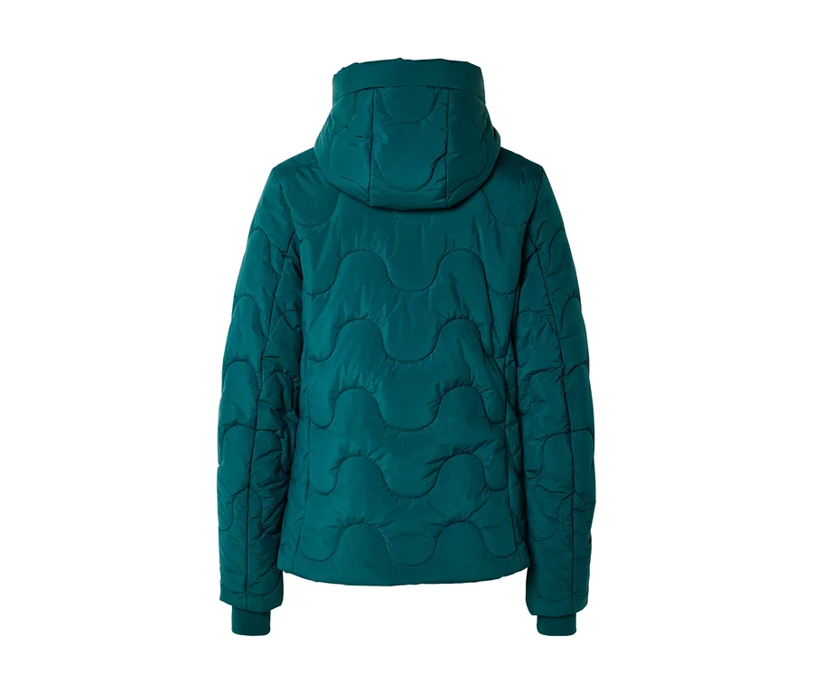 Rückansicht einer dunkelpetrolfarbenen Steppjacke mit Wellenmuster, Kapuze und Rippbündchen.
